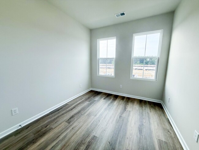 Foto del edificio - 762 Blueway Ave