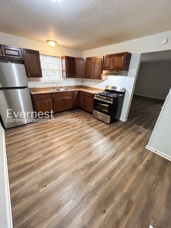 Building Photo - Limited Time Special Offer / 3 Bed, 2 Bath Home with Garage / Pet-Friendly / Available Now!