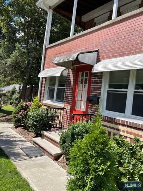 Primary Photo - 902 Broadway