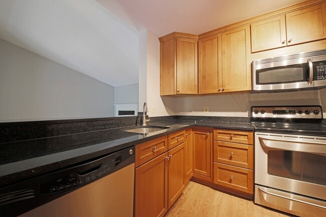 Foto del edificio - Updated top floor 2br with vaulted ceilings, two balconies and treed views!