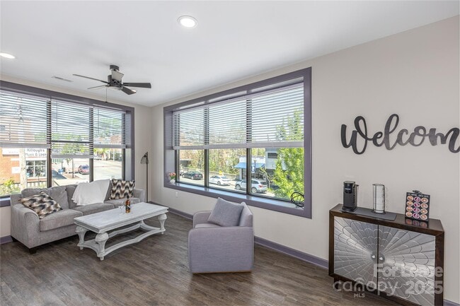 Building Photo - 138 S Main St