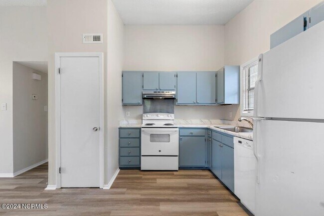 Building Photo - 140 Village Ct