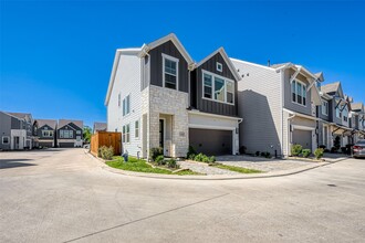 Building Photo - 10915 Brambling Wood Dr