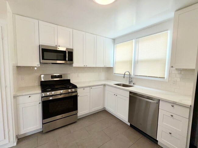 Building Photo - Beautiful Outer Sunset remodeled home, hug...