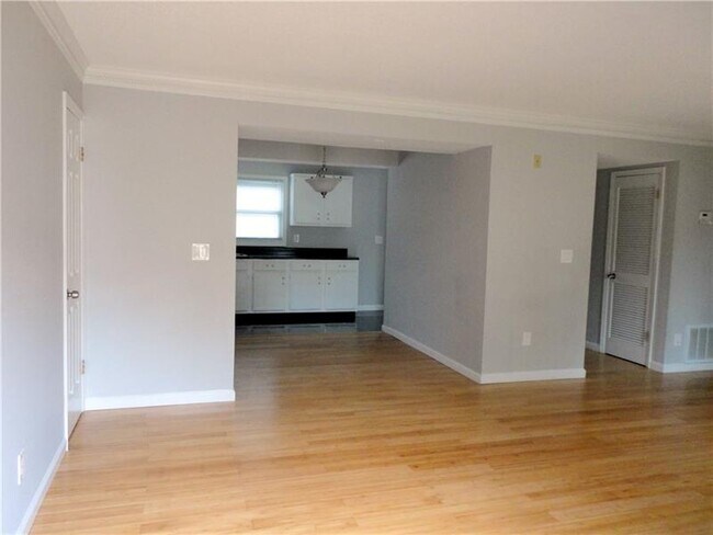Building Photo - 155 Willow Stream Ct