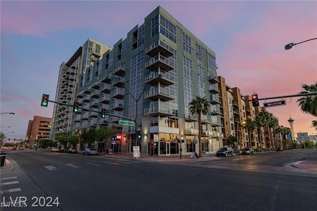 Building Photo - 353 E Bonneville Ave