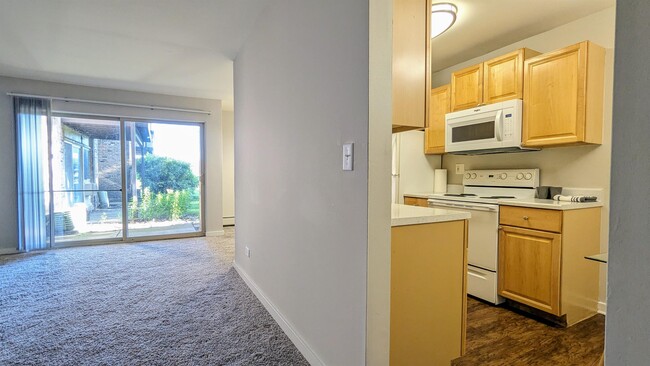 Building Photo - 1700 Maple Pl