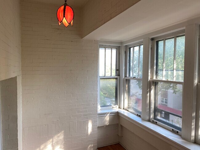 Building Photo - 1212 W North Shore Ave
