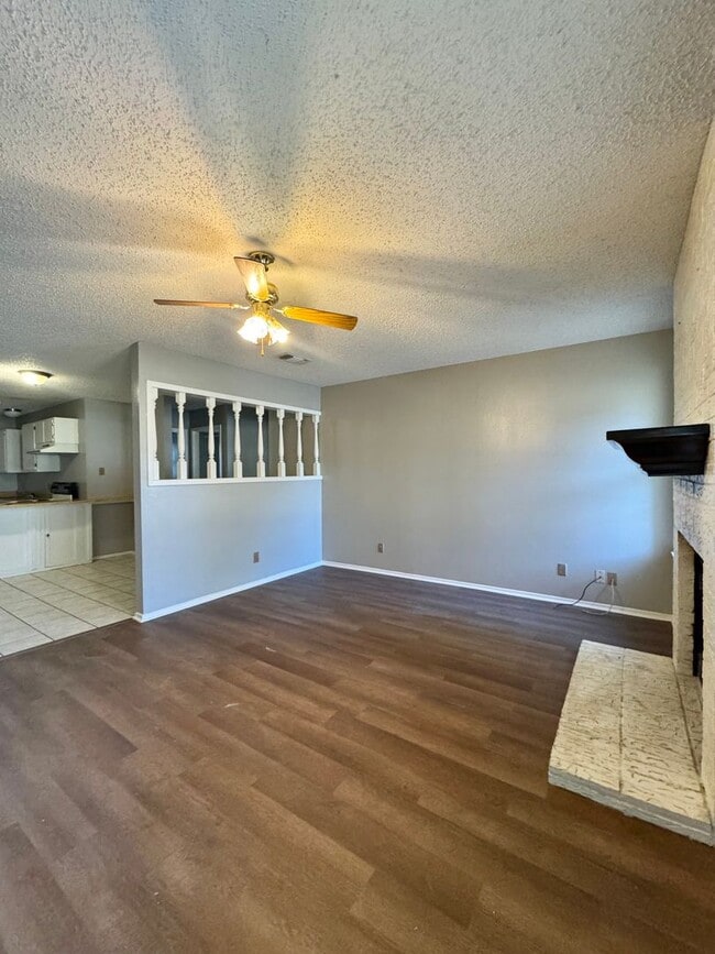 Building Photo - AVAILABLE NOW - Cozy 3-Bedroom Home in Desirable Neighborhood Near Goodfellow AFB!