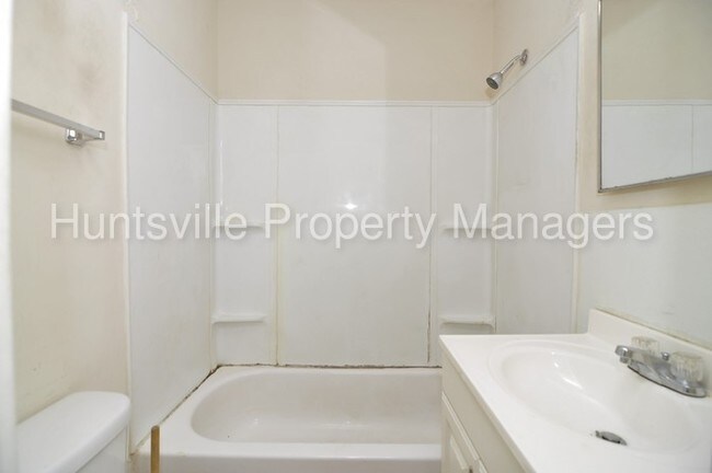 Building Photo - 407 Line St NE