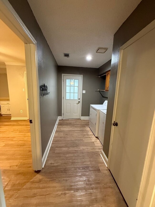 Building Photo - Spacious 4-Bedroom Home with Office, Fireplace & Pet-Friendly Living