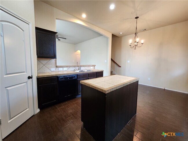 Foto del edificio - 501 Creekside Cir
