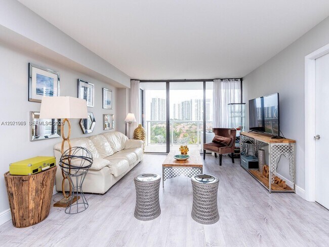 Foto del edificio - 3701 N Country Club Dr