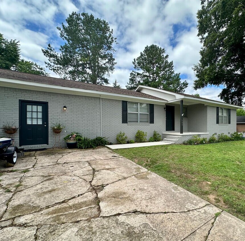 Foto principal - Welcome to this charming 3-bedroom, 2-bath...