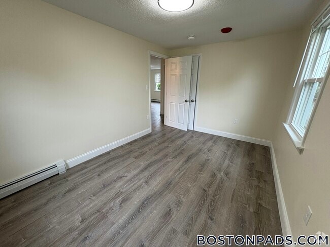 Building Photo - 9 River Dr