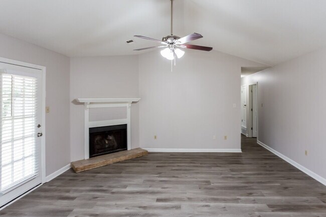 Foto del edificio - 7327 Mallard Creek Dr