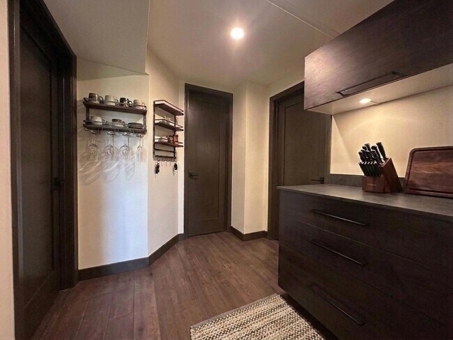 Building Photo - 64 Goodenough St