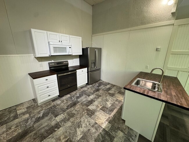 Building Photo - 2nd &amp; Diamond