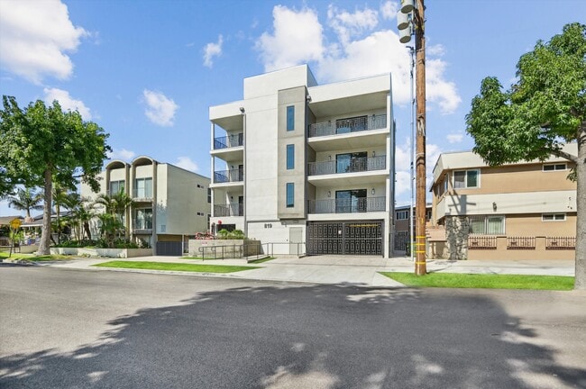 Building Photo - 819 E La Palma Dr