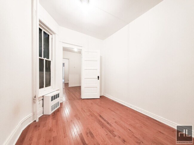 Foto del edificio - 323A EAST 89 STREET