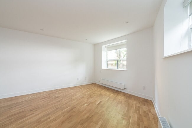 Building Photo - 1420 Kingston Rd