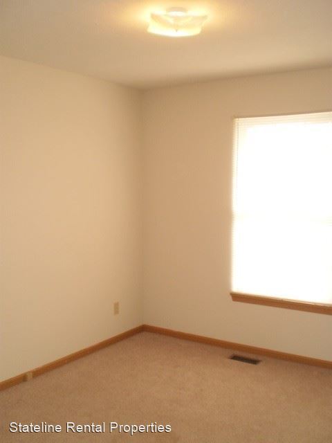 Building Photo - 3 br, 1.5 bath House - 3136 Holiday Dr.