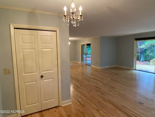 Foto del edificio - 285 Lake Forest Dr