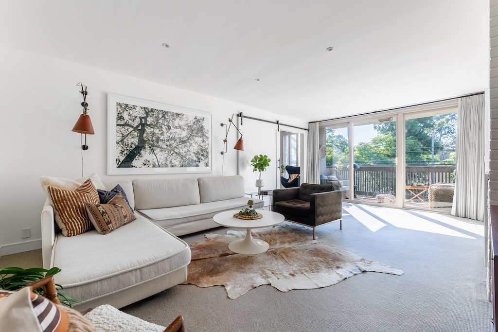 Open plan sitting room - 809 S Bundy Dr