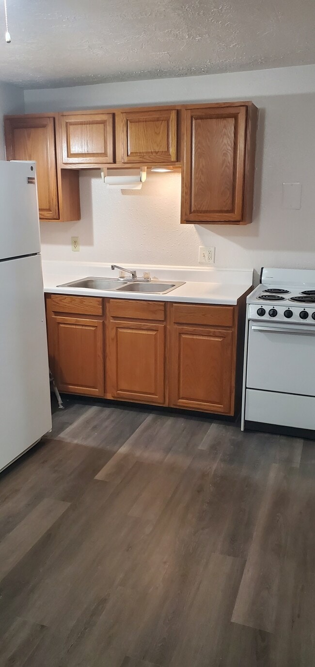Kitchen - 913 N Greenwood St #D