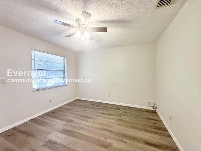 Building Photo - 2901 Bay View Dr