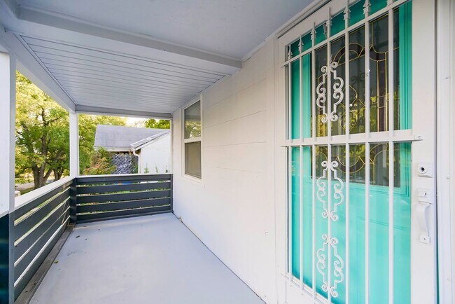 Foto del edificio - Charming 3 Bedroom Home with Spacious Layo...