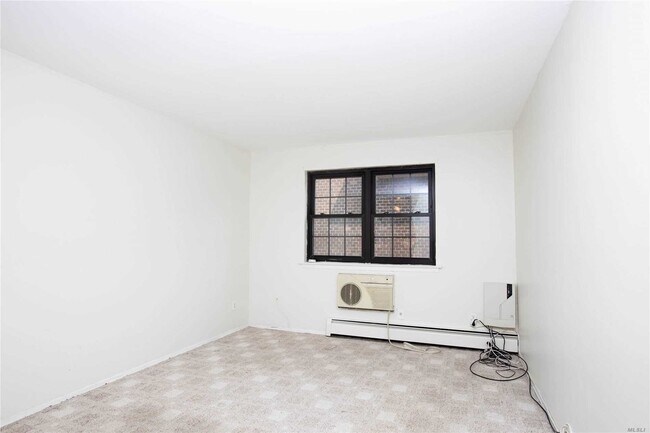 Building Photo - 68-23 Douglaston Pkwy
