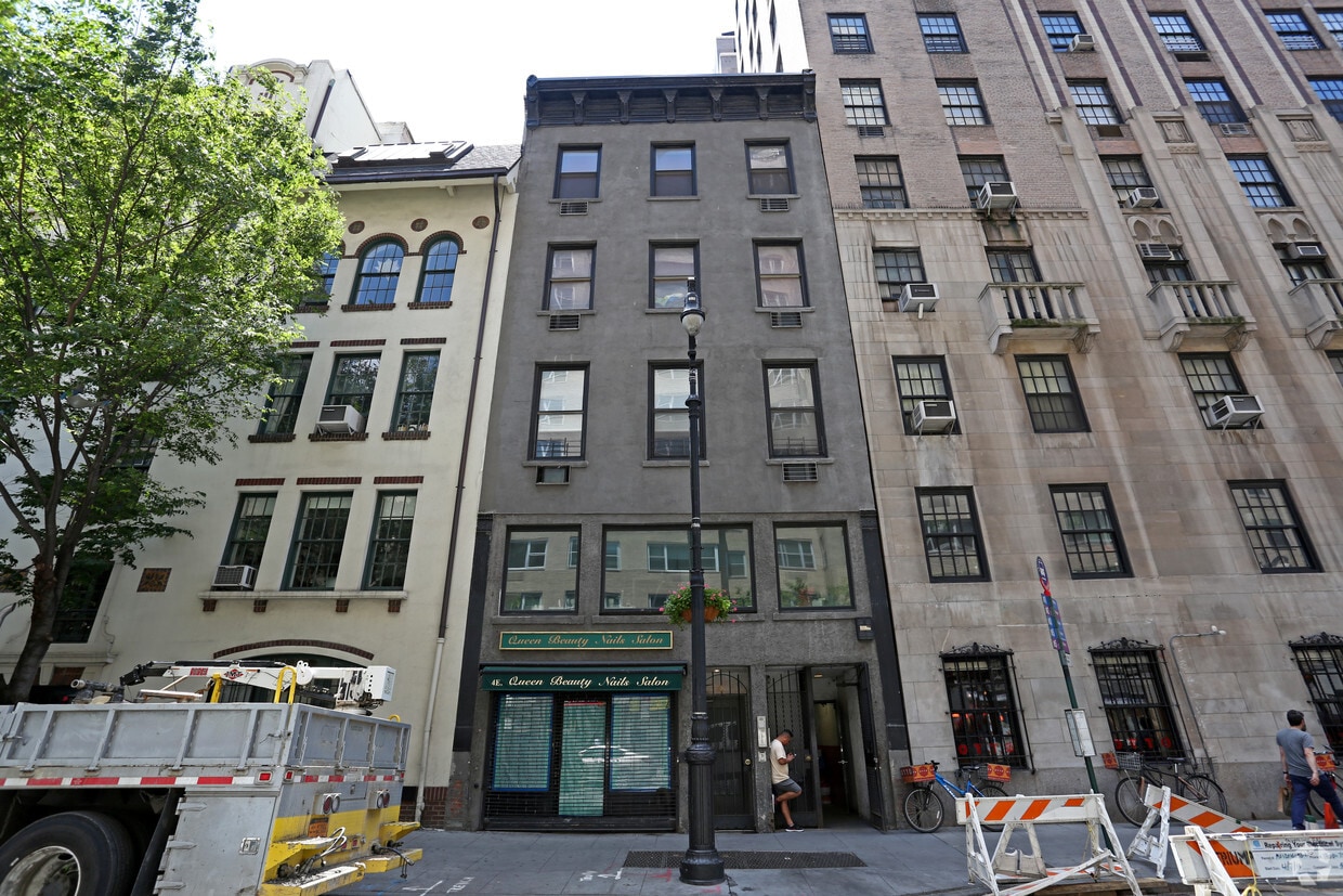 Building Photo - 4 E 8th St