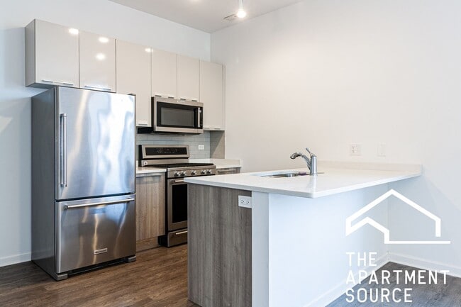 MASSIVE Loft-style condo-quality 2 Bed/2 ba IN UNIT LAUNDRY in Wrigley! - MASSIVE Loft-style condo-quality 2 Bed/2 ba IN UNIT LAUNDRY in Wrigley!