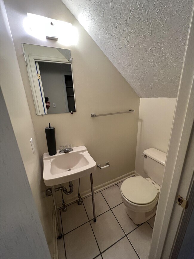 Building Photo - 155 N Vail Dr