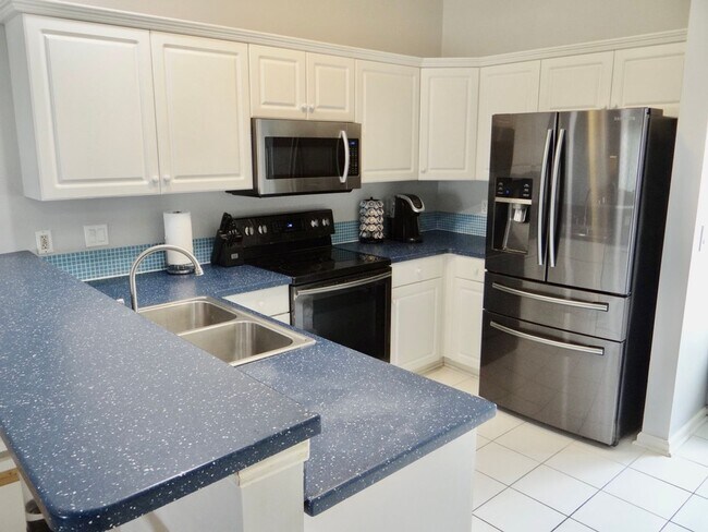 Foto del edificio - Cross gate Villas (Clean, Updated, Furnished, Medium Term Rental w/Huge Screened Porch Overlookin...