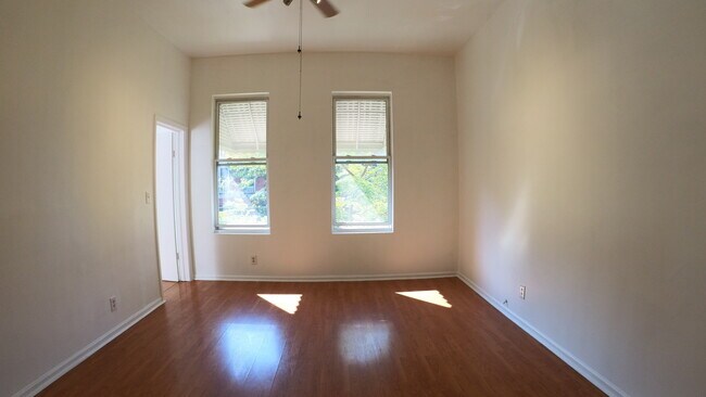 Building Photo - 1528 W 18th St