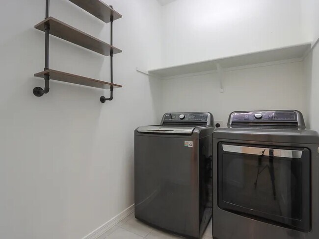 Lavadora-secadora integrada - 832 S Strahan Pl