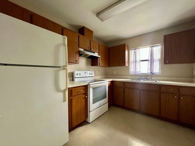 Building Photo - 2 Bed/1 Bath Duplex