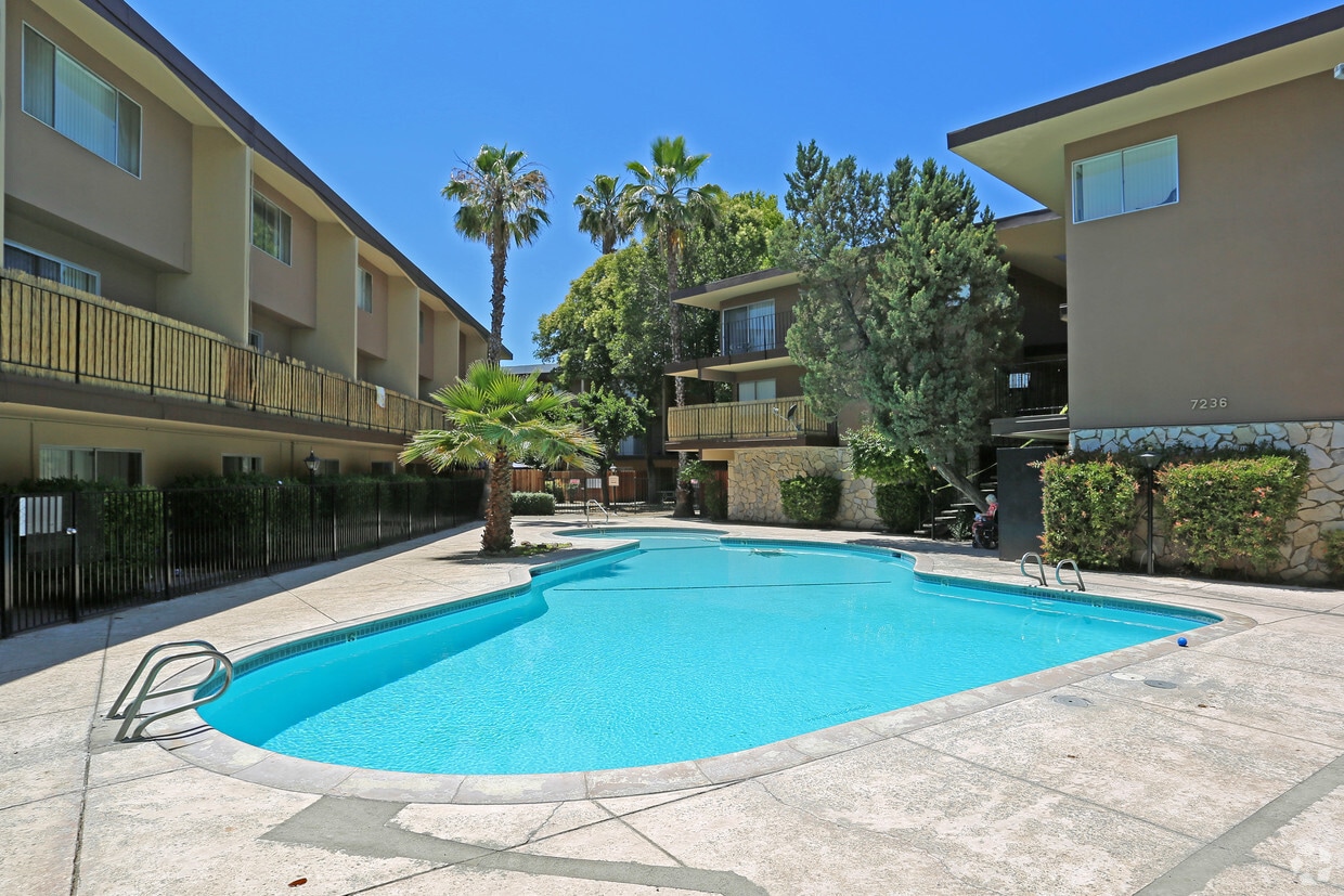 Primary Photo - Parkway Townhomes