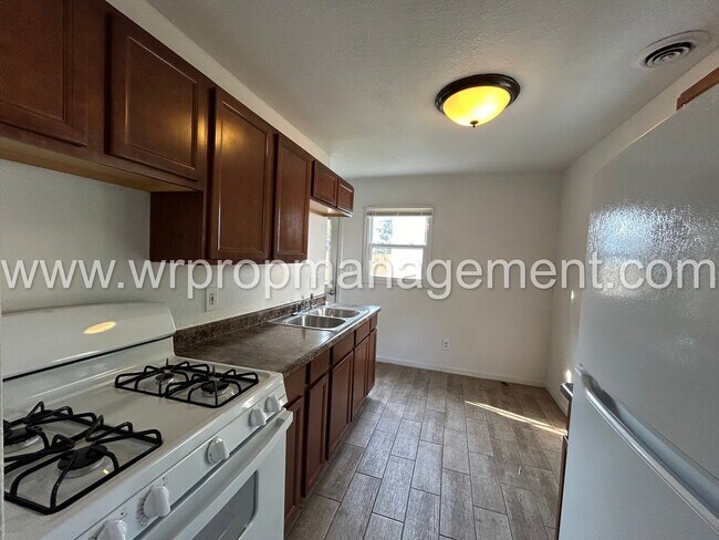Building Photo - 2 Bedroom 1 Bath Home