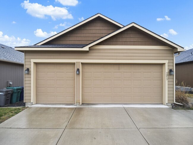 Foto del edificio - Spacious 5-Bedroom Home with Private Yard & Parking in Spokane