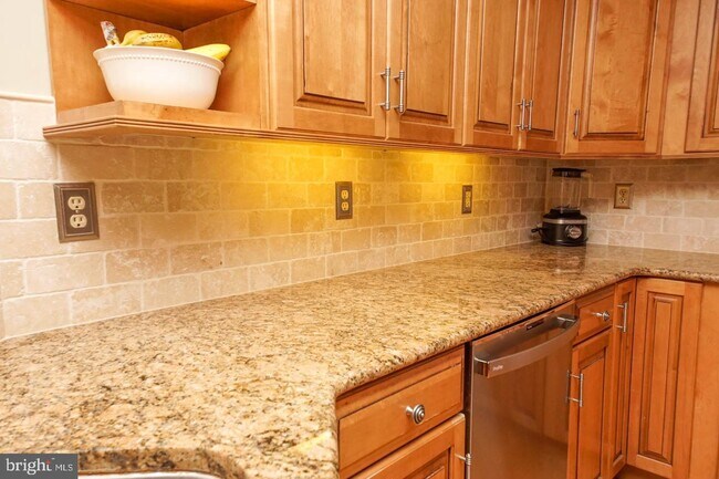 Foto del edificio - 1610 Mayfield Cir