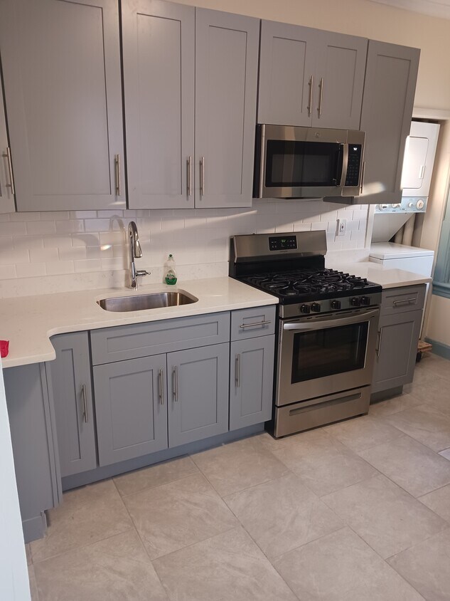 Foto principal - 352 E 22nd St