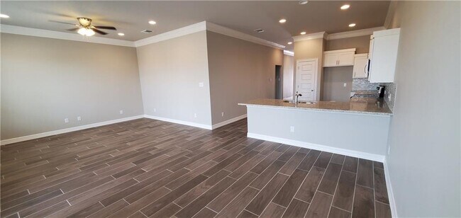 Foto del edificio - 105 Everett Ct #A