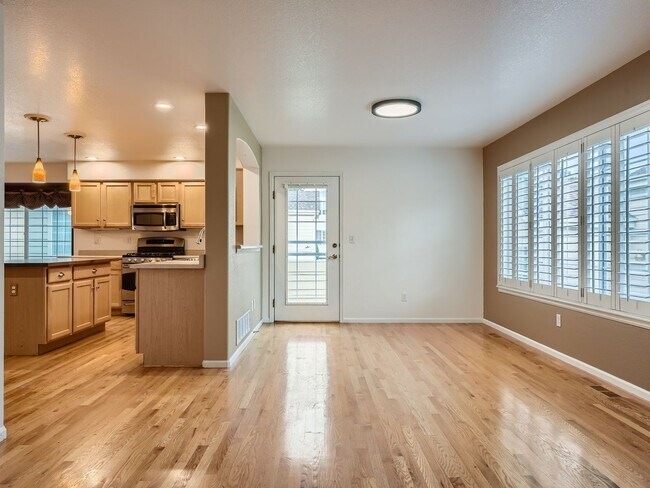 Building Photo - Evolve Real Estate: Maintenance Free Livin...