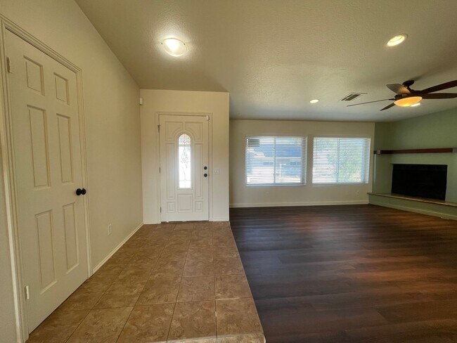 Foto del edificio - Palmdale 3 Bedroom + 2 Bathroom