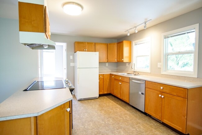 Building Photo - Delightful Rare Gem in SE Portland with Modern Amenities!