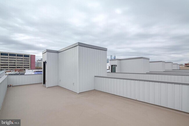 Building Photo - Northern Liberties Townhome with Parking