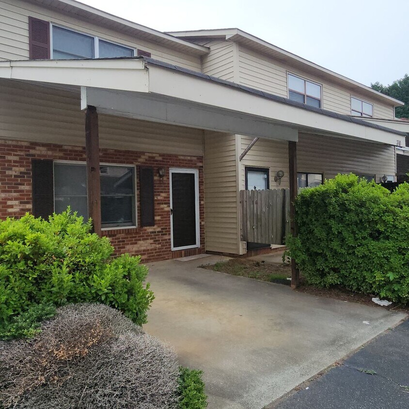 Foto principal - Updated Townhouse Apartment FOR RENT In Be...